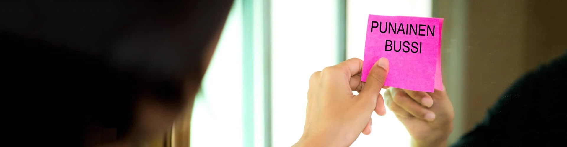 Person klebt einen Notizzettel auf den Spiegel, © Shutterstock Person klebt einen Notizzettel auf den Spiegel, © Shutterstock