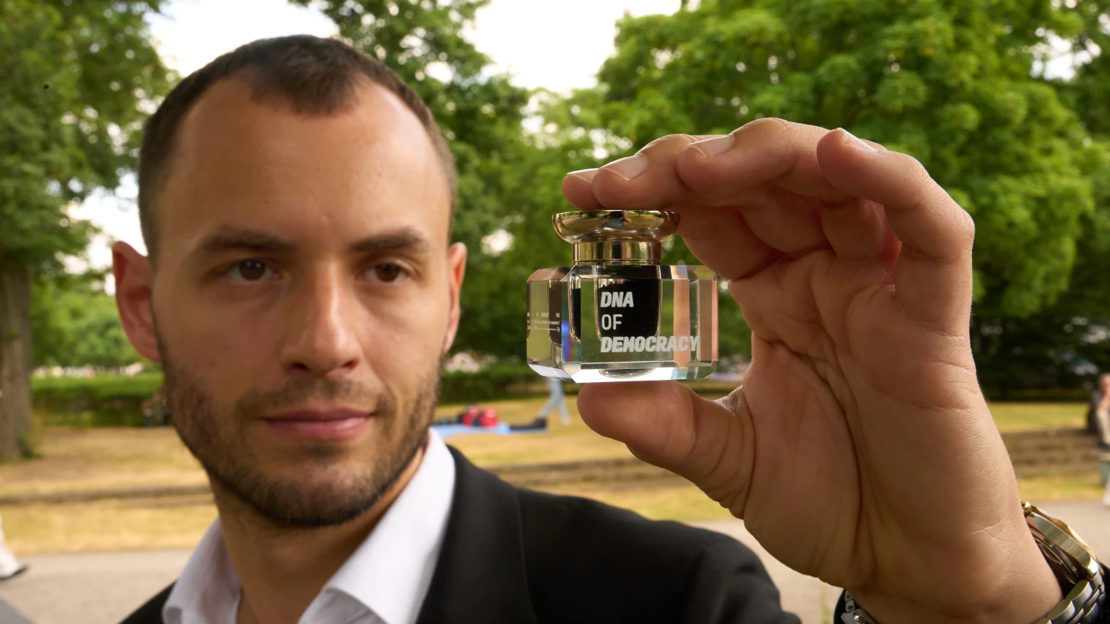 Almanya Anayasası 76 yaşında: “Demokrasinin DNA’sı”na sanatsal dokunuş!, © Thomas Frey/dpa Almanya Anayasası 76 yaşında: “Demokrasinin DNA’sı”na sanatsal dokunuş!, © Thomas Frey/dpa