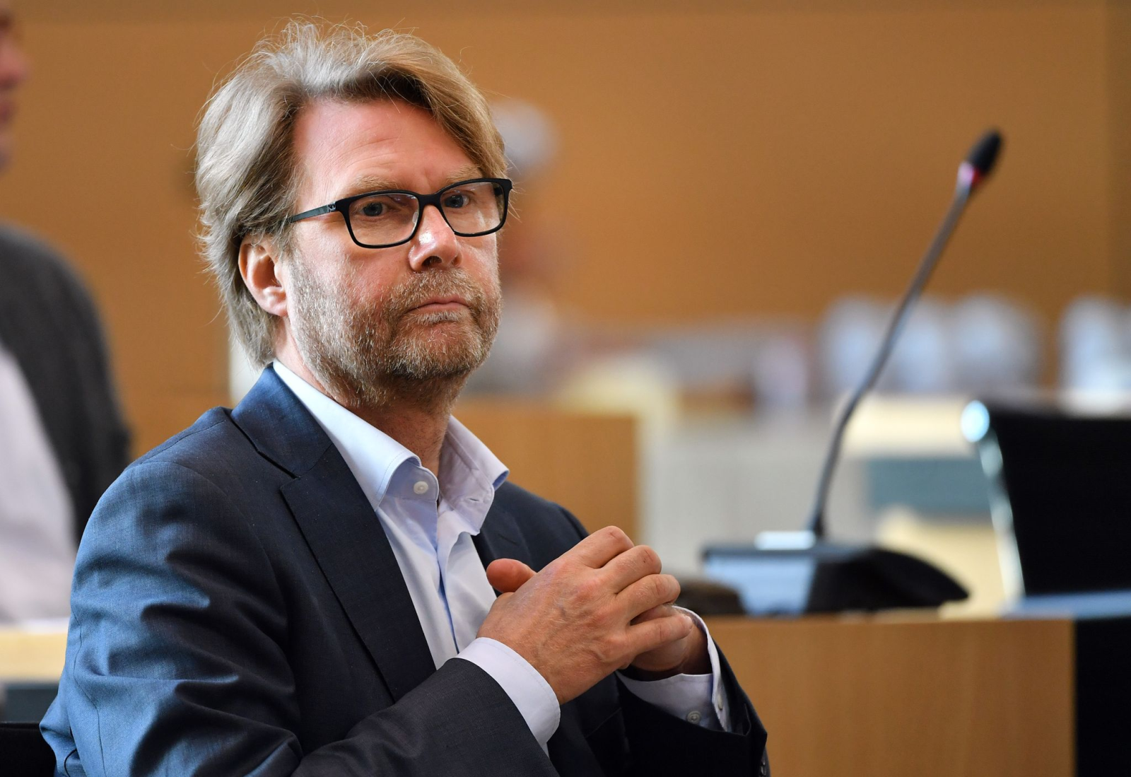 Thüringens Migrationsminister Dirk Adams (Grüne) nimmt an einer Sitzung im Plenarsaal des Landtags teil.