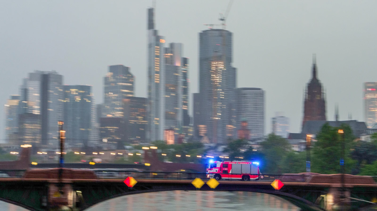 Frankfurt'ta Main Nehri'ne Atlayan İki Kişiden Biri Hayatını Kaybetti, © dpa Frankfurt'ta Main Nehri'ne Atlayan İki Kişiden Biri Hayatını Kaybetti, © dpa