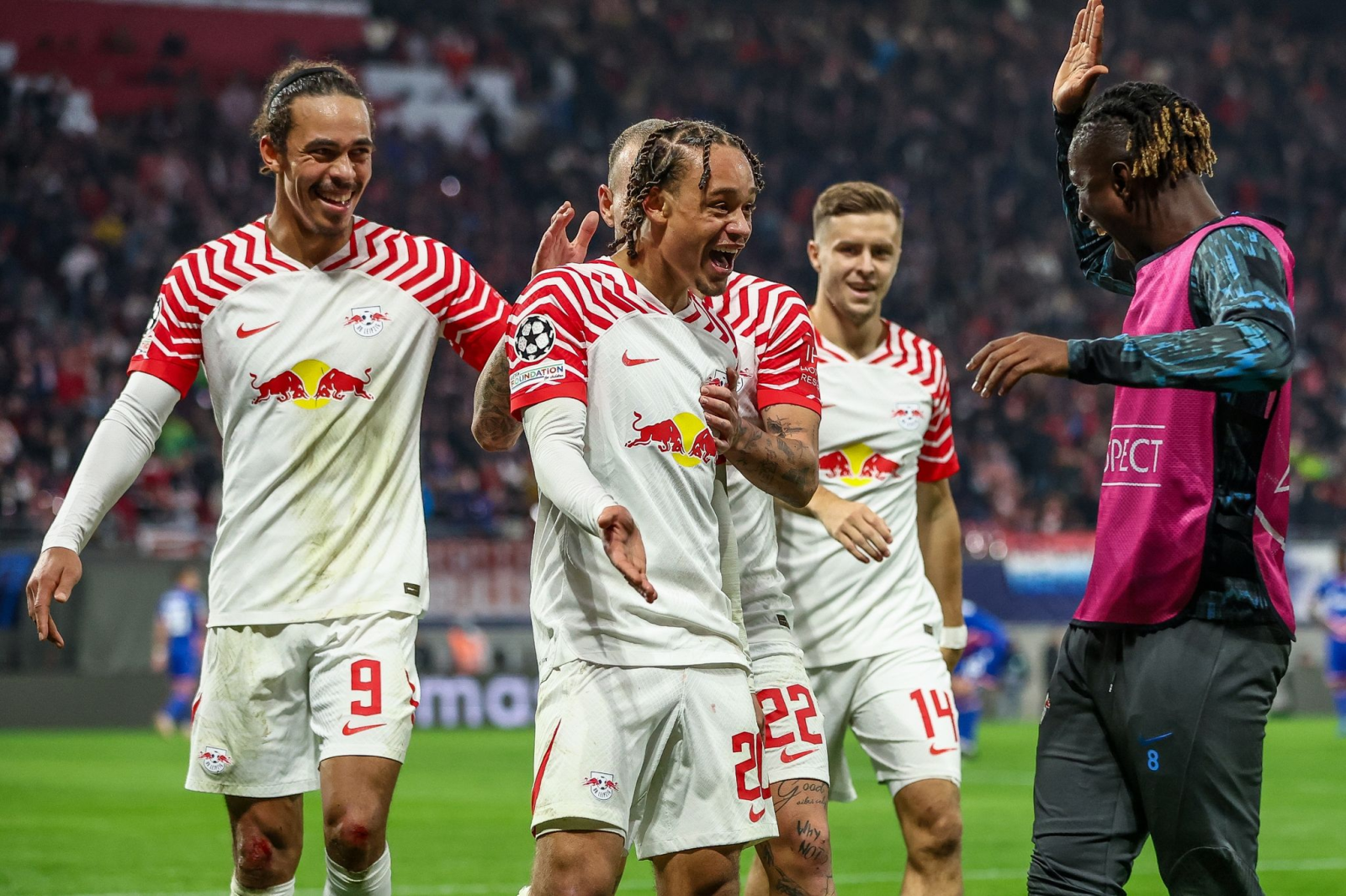 Leipzigs Yussuf Poulsen (l-r), Xavi Simons, David Raum (verdeckt), Christoph Baumgartner und Amadou Haidara jubeln nach Simons Treffer zum 2:0., © Jan Woitas/dpa