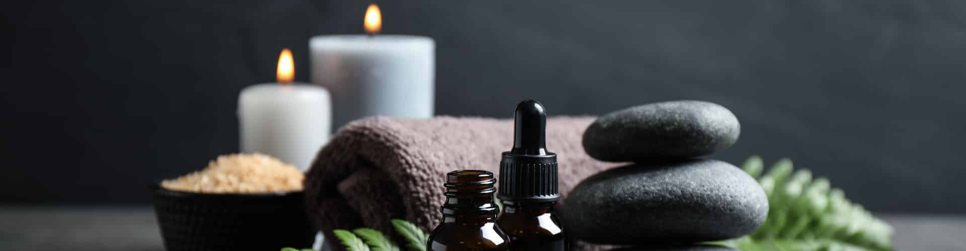 Steine, Massageöle. Handtuch und Kerzen, © Shutterstock