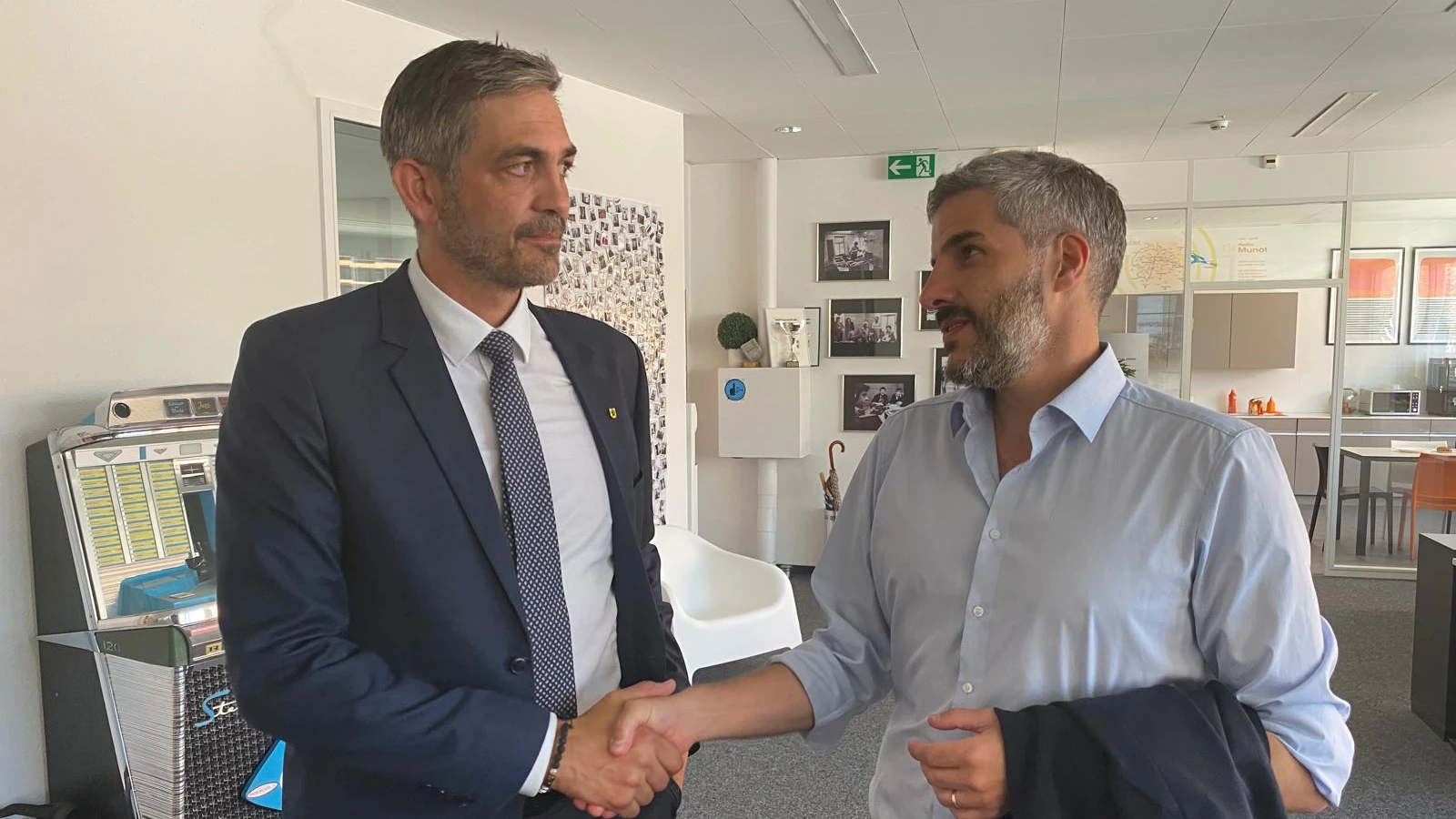 © Severin Brüngger (links) nimmt die Gratulation von Simon Stocker entgegen. Bild: Radio Munot © Severin Brüngger (links) nimmt die Gratulation von Simon Stocker entgegen. Bild: Radio Munot