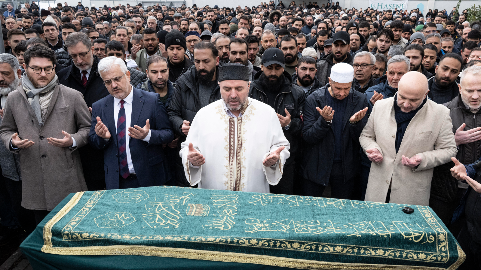 Ludwigshafen’de öldürülen tren görevlisi Serkan C. için binlerce kişi dua etti, © Boris Roessler/dpa