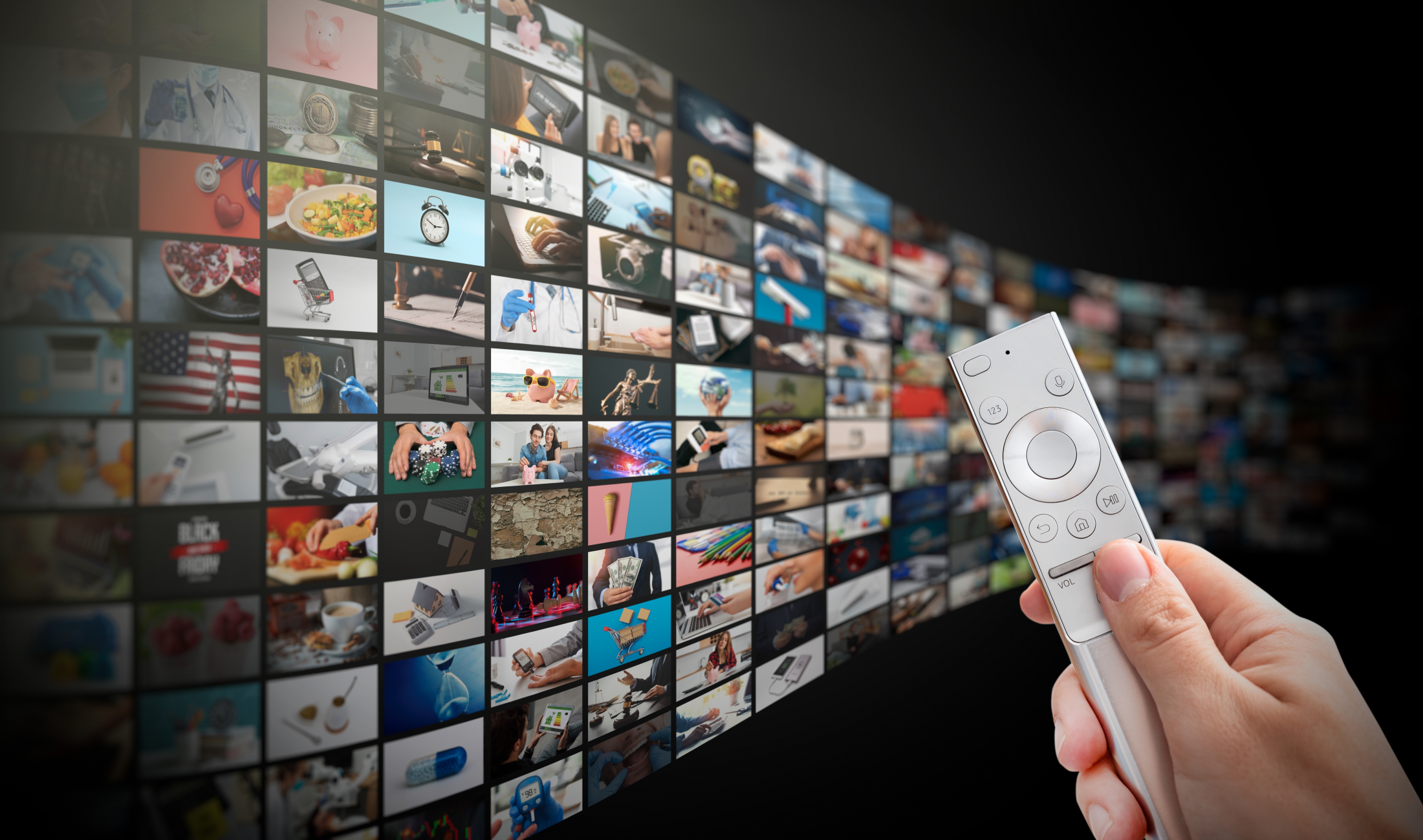 Hand mit Fernbedienung vor digitalem TV , © shutterstock