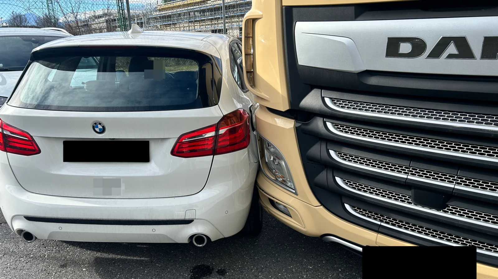 Lastwagen und Personenwagen in Schaan kollidierten, © Landespolizei Liechtenstein Lastwagen und Personenwagen in Schaan kollidierten, © Landespolizei Liechtenstein