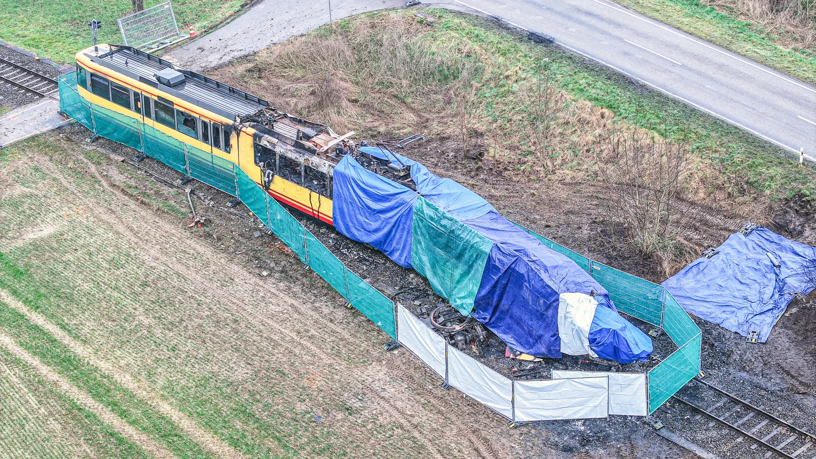 Karlsruhe’de Feci Kaza: Tren ile Tanker Çarpıştı, 3 Kişi Hayatını Kaybetti, © dpa Karlsruhe’de Feci Kaza: Tren ile Tanker Çarpıştı, 3 Kişi Hayatını Kaybetti, © dpa