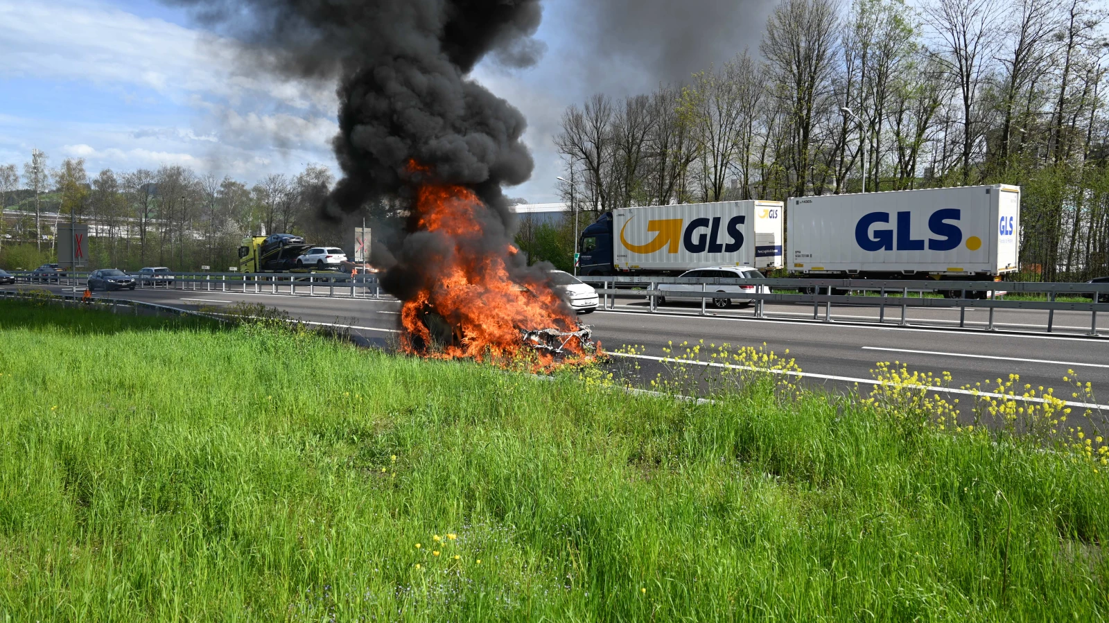 Autobrand in St.Gallen-Neudorf, © Kantonspolizei St. Gallen Autobrand in St.Gallen-Neudorf, © Kantonspolizei St. Gallen