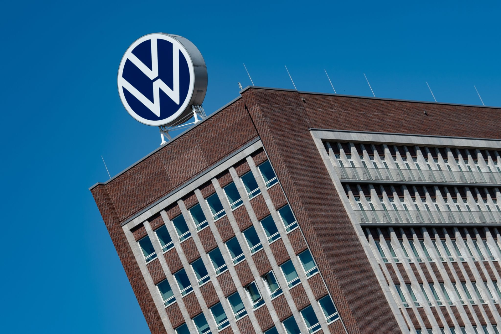 Das Logo von Volkswagen ist auf dem Dach eines Markenhochhauses zu sehen.
