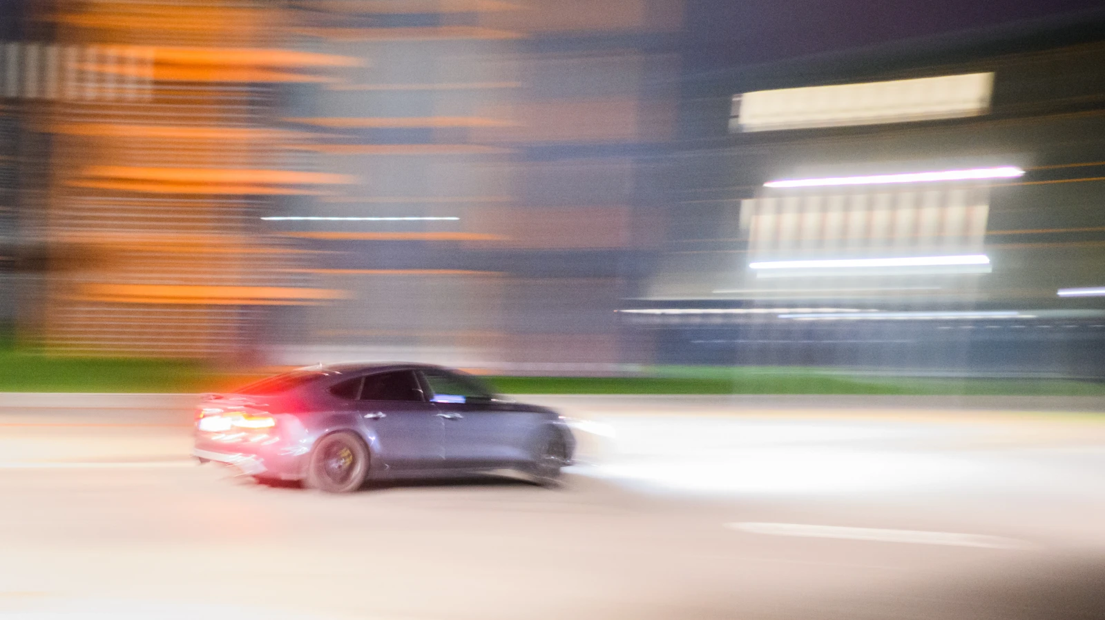 Aachen’de Tuning Araç Toplantısı Polis Müdahalesiyle Sonlandı, © Julian Stratenschulte/dpa Aachen’de Tuning Araç Toplantısı Polis Müdahalesiyle Sonlandı, © Julian Stratenschulte/dpa
