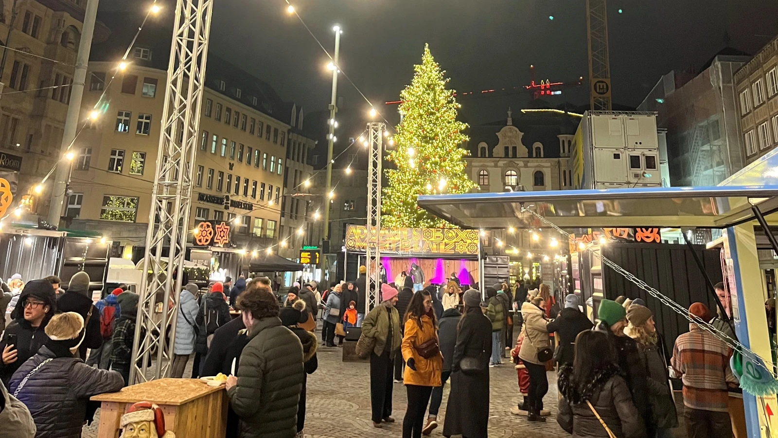 Marktplatz wird zum kleinen Weihnachtsdorf, © basilisk Marktplatz wird zum kleinen Weihnachtsdorf, © basilisk