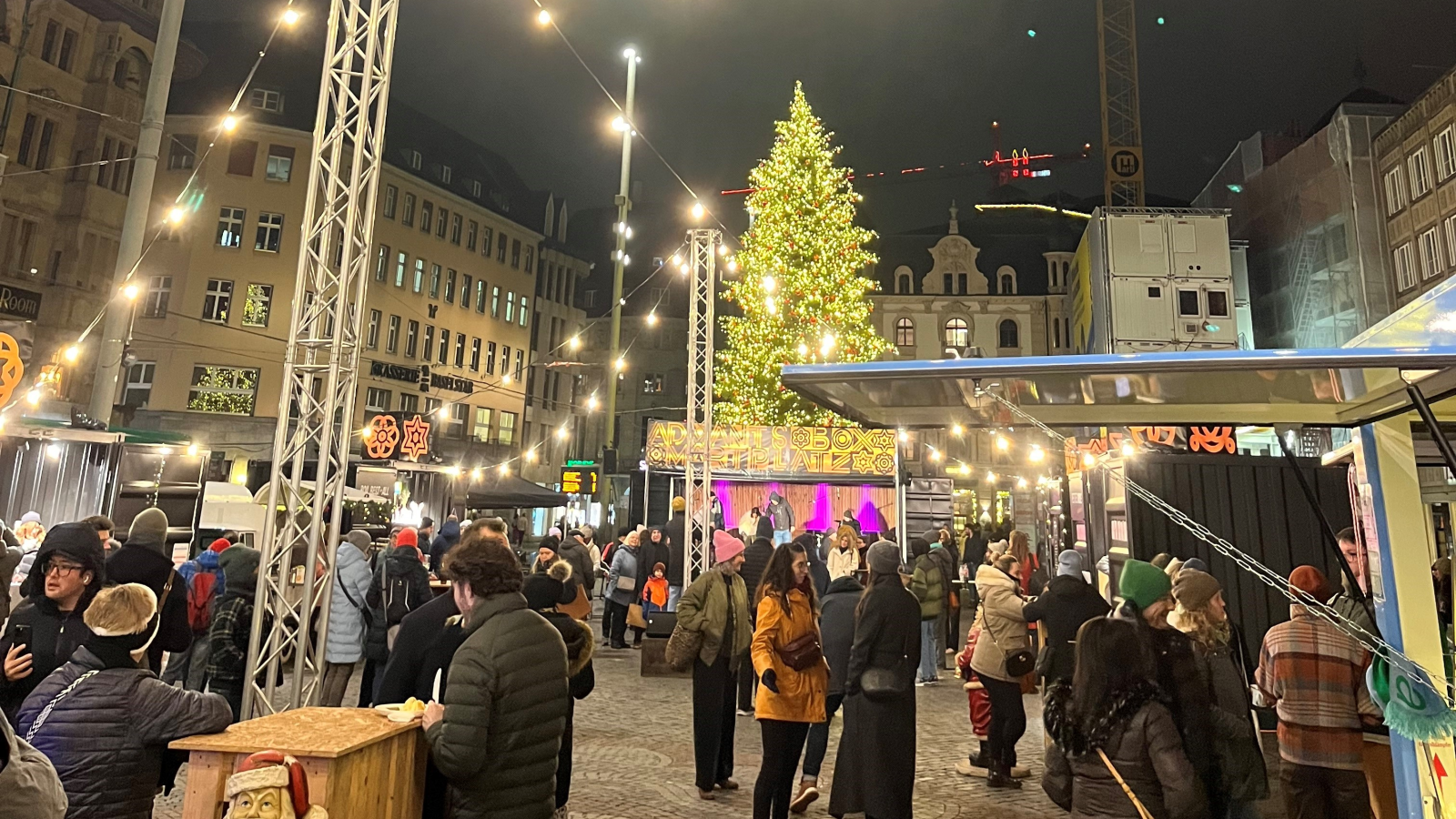 Marktplatz wird zum kleinen Weihnachtsdorf, © basilisk