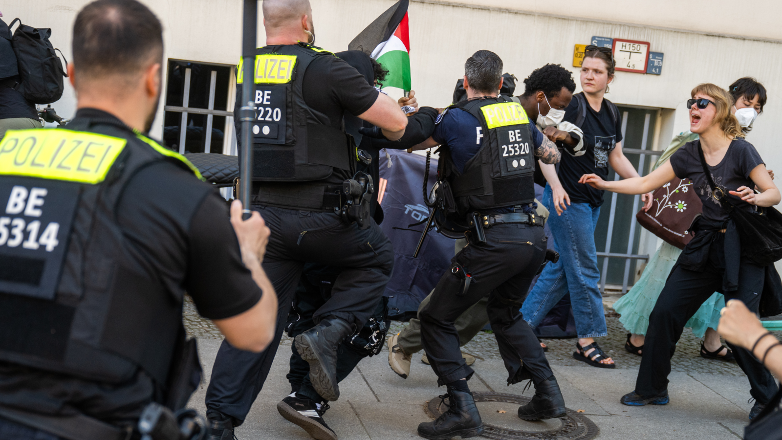 Humboldt Üniversitesi’nde İşgaldeki Amfi Polis Tarafından Boşaltıldı!, © Christophe Gateau/dpa