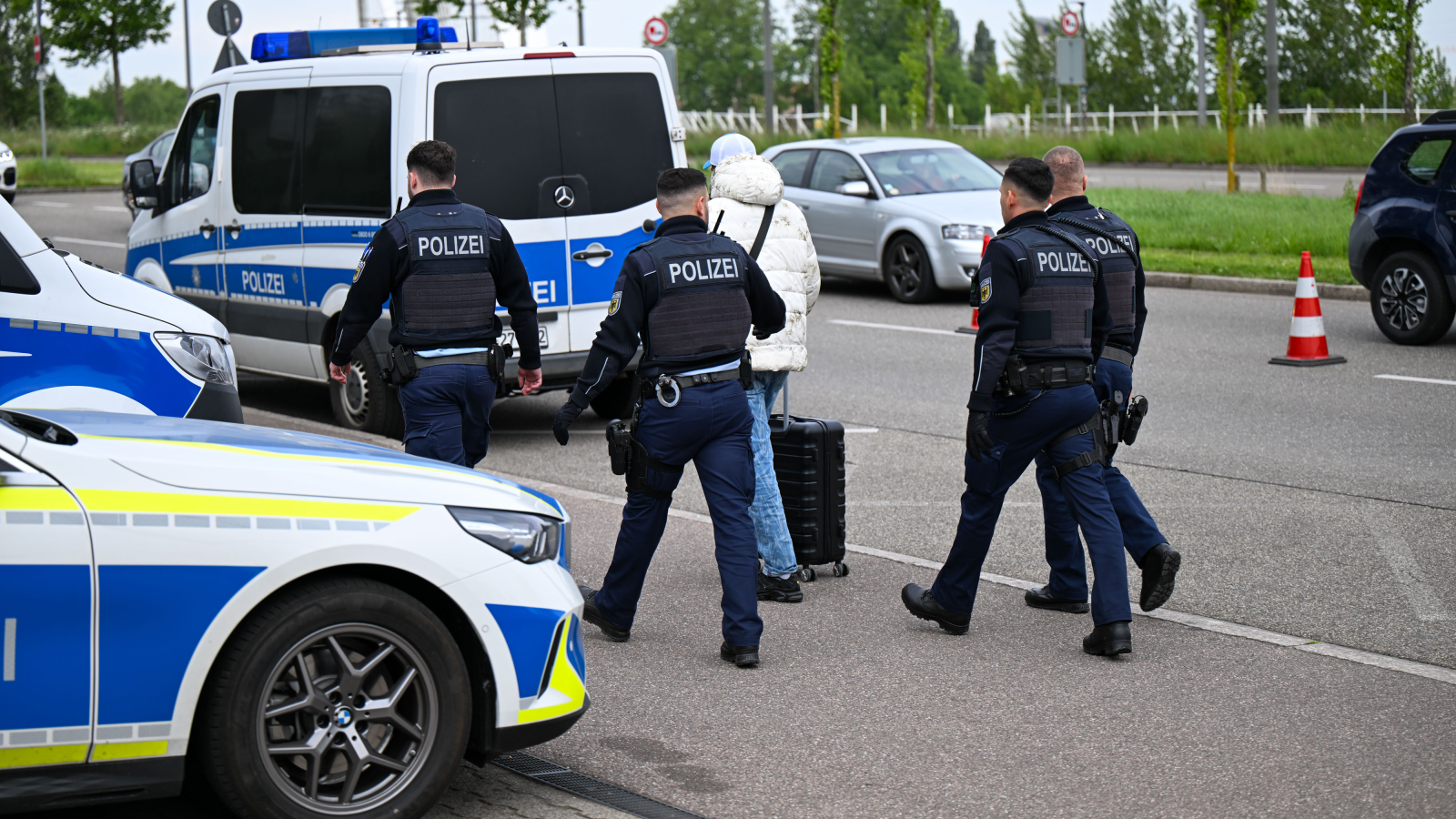 Dobrindt: Almanya'nın Göç Politikası Hedefe Ulaşıyor!, © Marius Bulling/onw-images/dpa