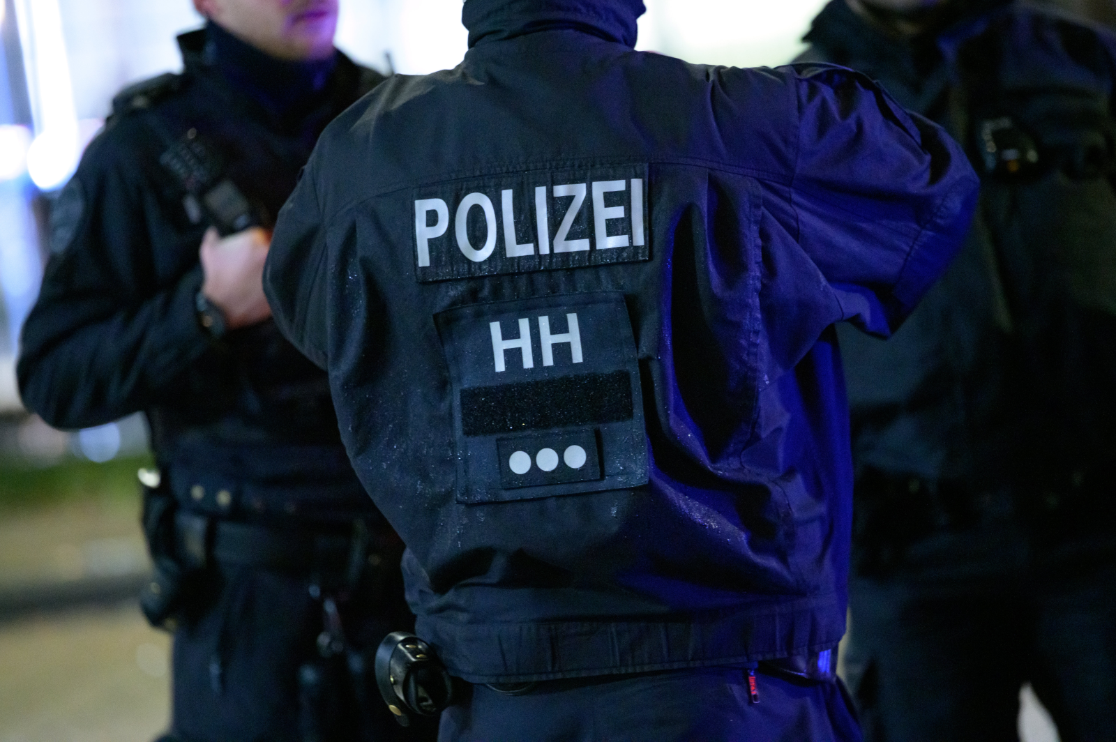 Hamburg Polisi Cadılar Bayramı Gecesine Hazırlanıyor, © Jonas Walzberg/dpa