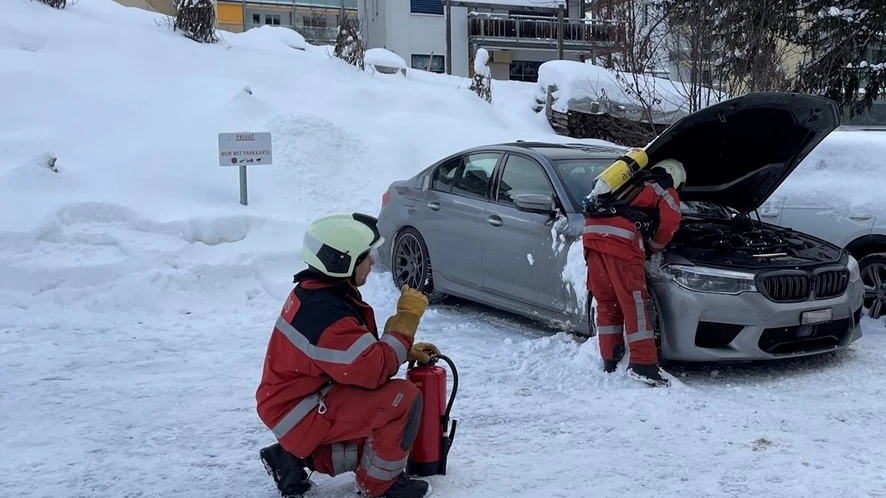 Kinder stellen brennende Wunderkerzen unter Auto, © Kantonspolizei Graubünden Kinder stellen brennende Wunderkerzen unter Auto, © Kantonspolizei Graubünden
