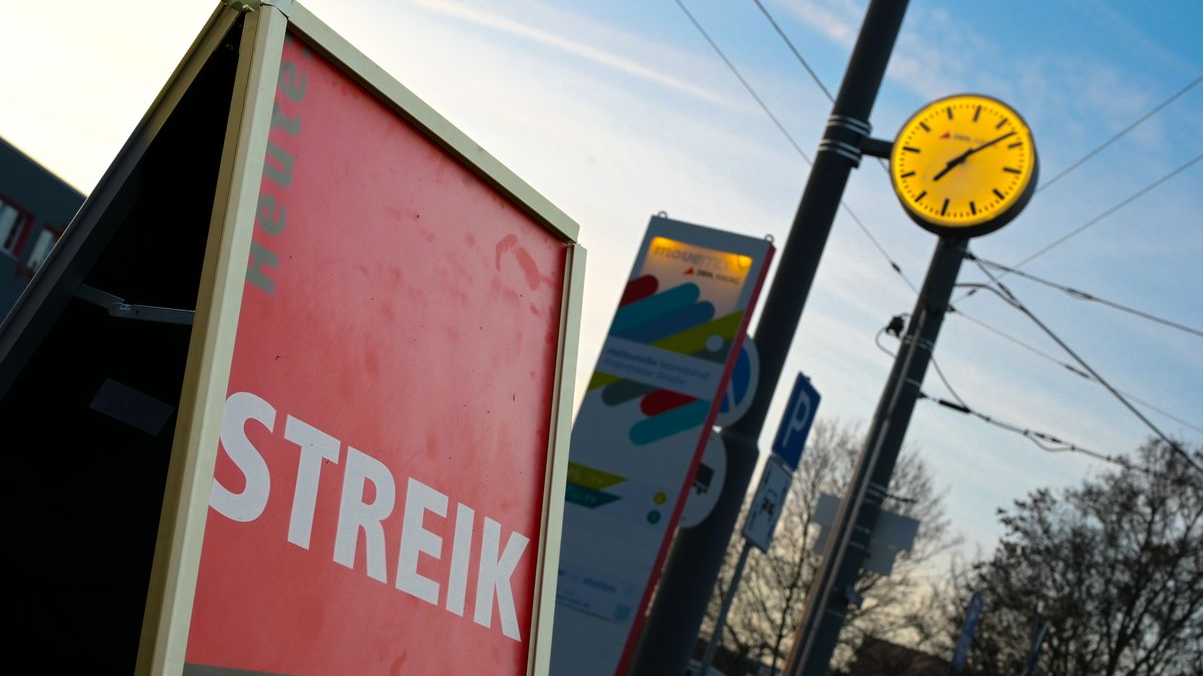 Almanya'da Toplu Taşıma Grevler Yolcuları Olumsuz Etkiliyor!, © Heiko Rebsch/dpa