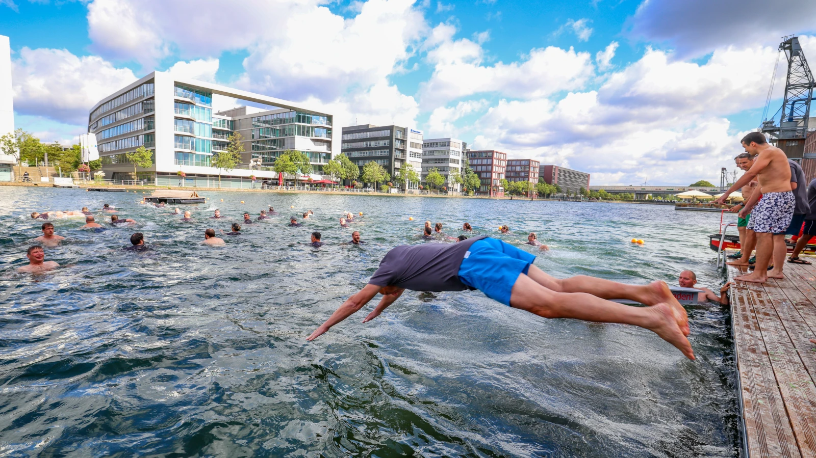 Bodensee’de Yeni Rekor Denemesi: Sarah Thomas 64 Kilometre Yüzecek, © Christoph Reichwein/dpa Bodensee’de Yeni Rekor Denemesi: Sarah Thomas 64 Kilometre Yüzecek, © Christoph Reichwein/dpa