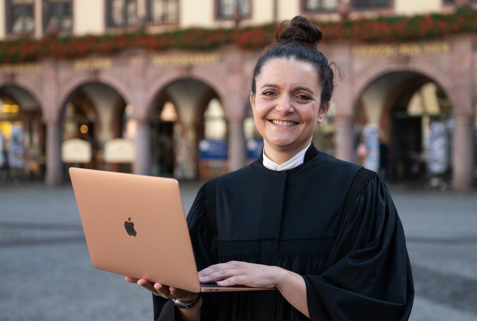 Jennifer Scherf, Online-Pfarrerin, mit ihrem Laptop.