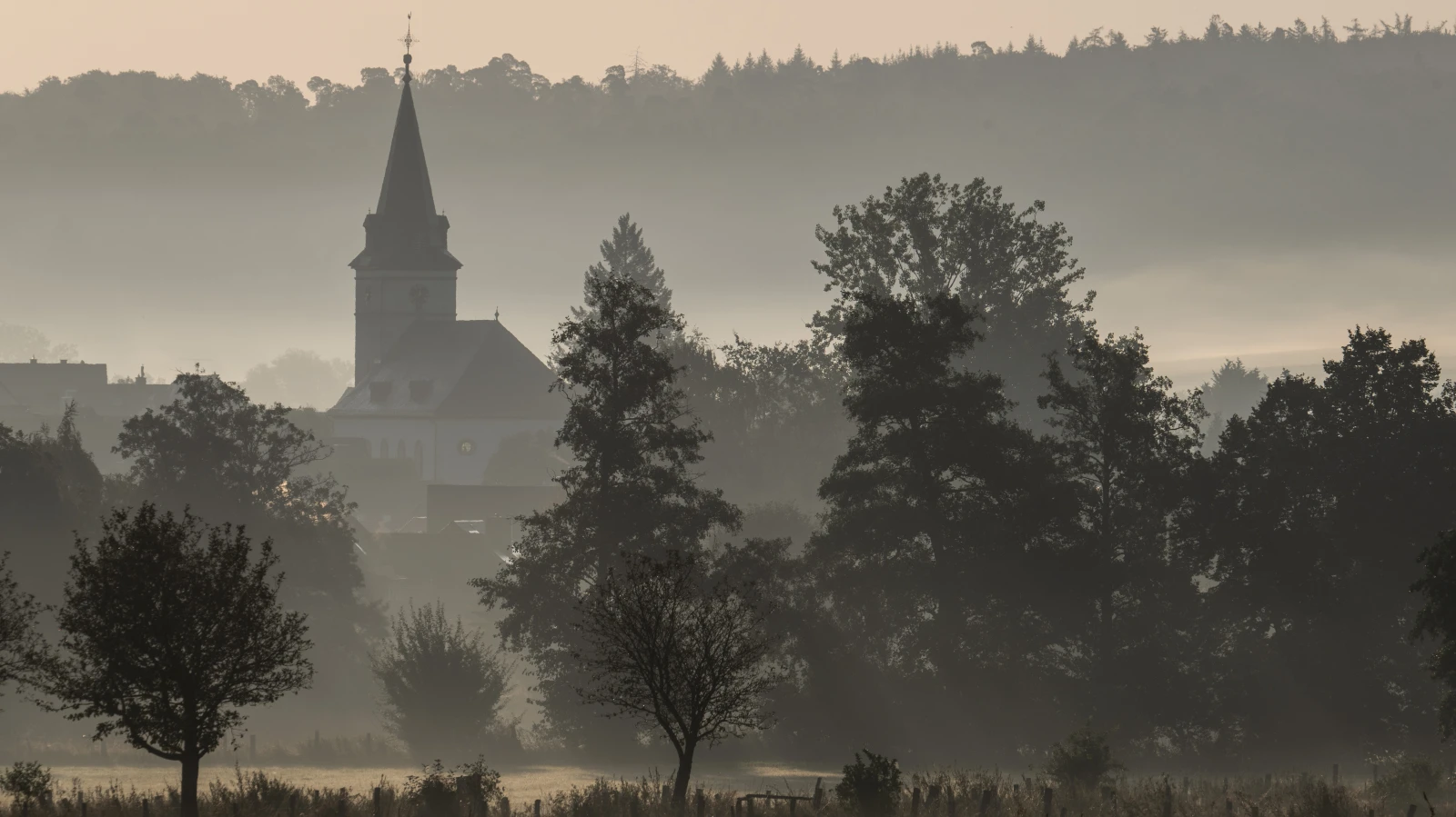 Hessen'de Hava: Yağmurlu ve Soğuk, © Boris Roessler/dpa Hessen'de Hava: Yağmurlu ve Soğuk, © Boris Roessler/dpa