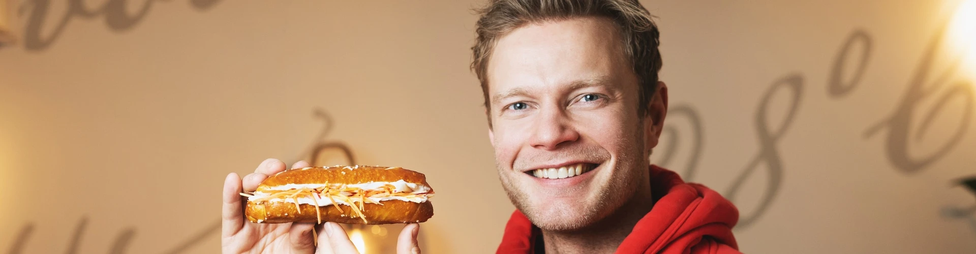 Stübi mit einer Laugenstange, © Junge Die Bäckerei. Stübi mit einer Laugenstange, © Junge Die Bäckerei.