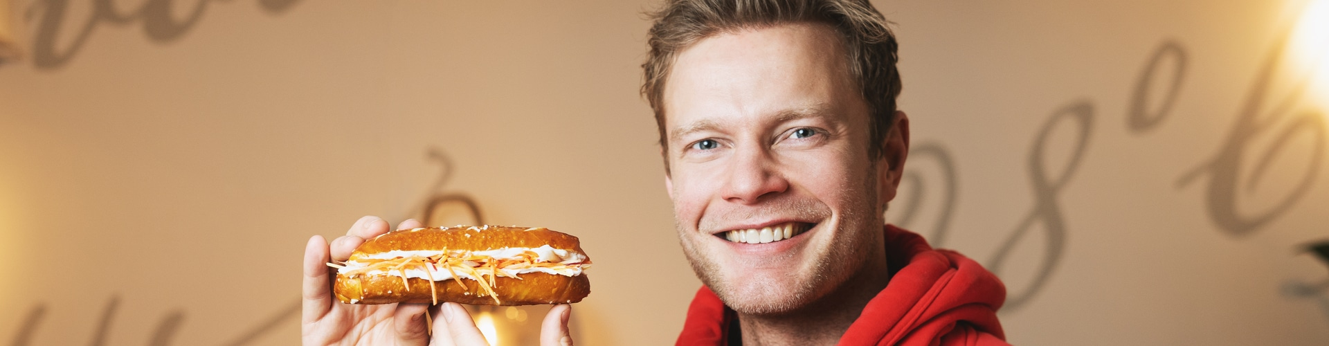 Stübi mit einer Laugenstange, © Junge Die Bäckerei.