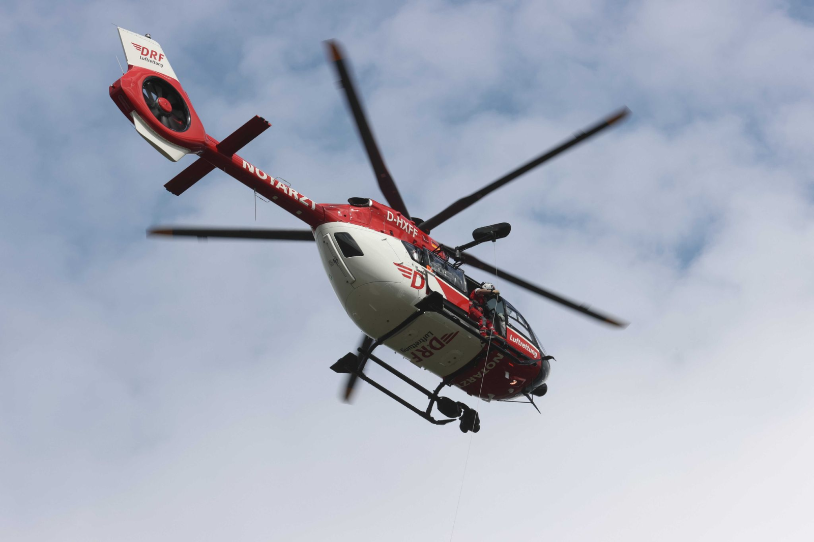 Ein Kind wurde nach einem Unfall im Landkreis Greiz mit einem Rettungshubschrauber transportiert. (Symbolbild), © Bodo Schackow/dpa