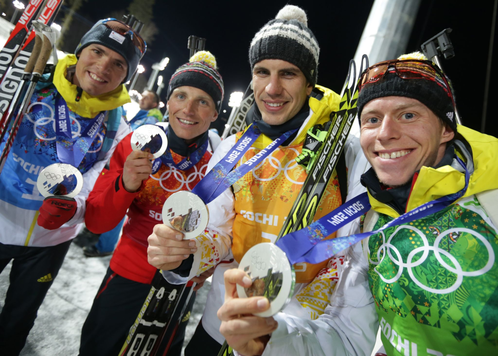 Erik Lesser (2.v.l.) und seine Staffelkollegen mit der Silbermedaille in Sotschi., © Kay Nietfeld/dpa