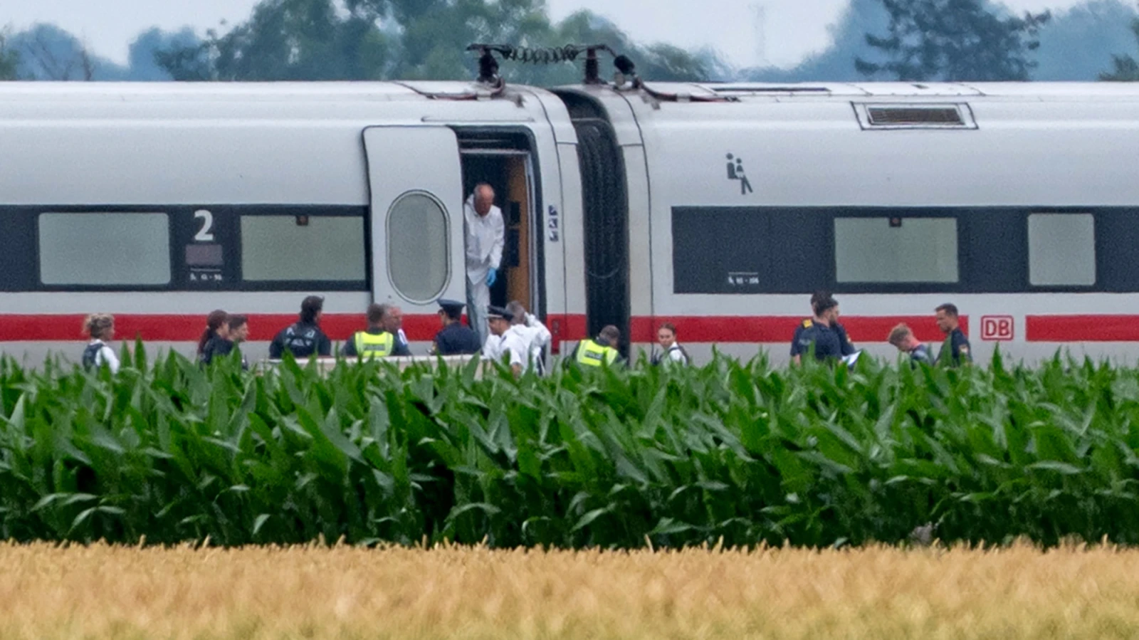 Bavyera’nın Straubing–Bogen ilçesinde, ICE 91 sefer sayılı tren Hambur g‑Altona’dan Viyana’ya giderken 3 Temmuz 2025 günü saat 13:55 sularında durduruldu. , © Armin Weigel/dpa Bavyera’nın Straubing–Bogen ilçesinde, ICE 91 sefer sayılı tren Hambur g‑Altona’dan Viyana’ya giderken 3 Temmuz 2025 günü saat 13:55 sularında durduruldu. , © Armin Weigel/dpa