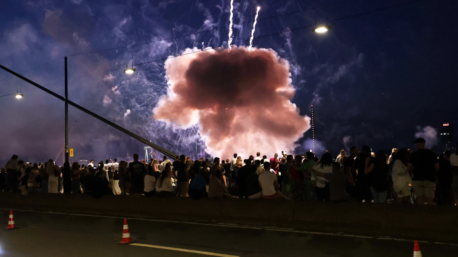Düsseldorf Havai Fişek Kazasıyla Sarsılan Rheinkirmes’te 19 Yaralı, © David Young/dpa Düsseldorf Havai Fişek Kazasıyla Sarsılan Rheinkirmes’te 19 Yaralı, © David Young/dpa
