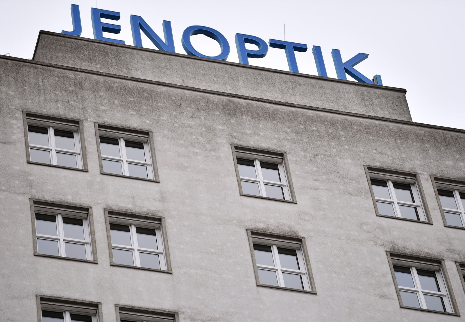 «Jenpoptik» steht auf dem Dach eines Gebäudes in der Jenaer Innenstadt.