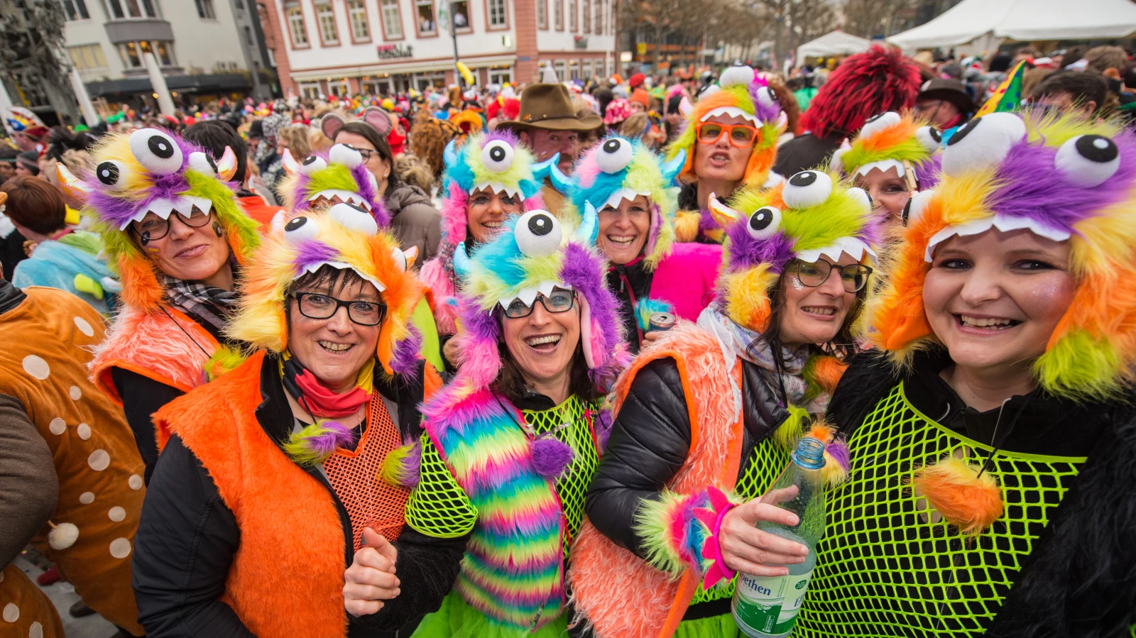 Rheinland-Pfalz'ta Weiberfastnacht Coşkusu, © Andreas Arnold/dpa Rheinland-Pfalz'ta Weiberfastnacht Coşkusu, © Andreas Arnold/dpa