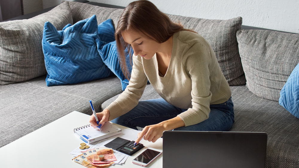Frau in der Wohnung, © Shutterstock