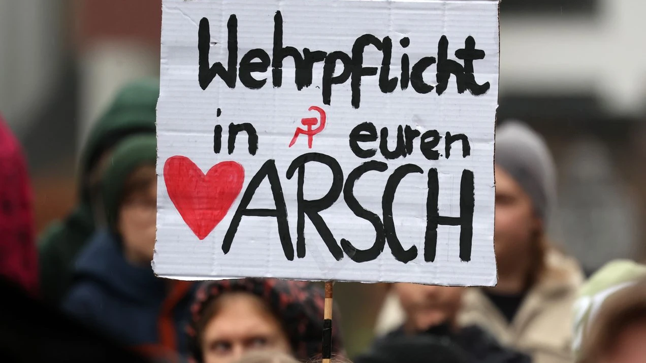 Hessen’de öğrenciler askerlik hizmetine karşı sokakta!, © Bernd Wüstneck/dpa Hessen’de öğrenciler askerlik hizmetine karşı sokakta!, © Bernd Wüstneck/dpa