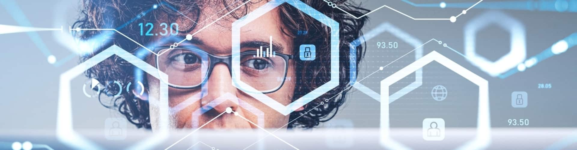 Mann und chemische Formeln, © Shutterstock