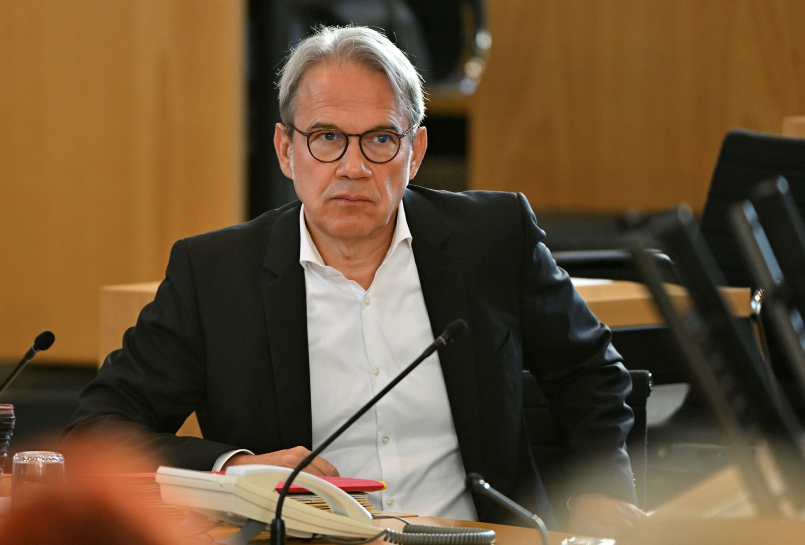 Georg Maier (SPD), Minister für Inneres und Kommunales von Thüringen, sitzt bei einer Landtagssitzung., © Martin Schutt/dpa