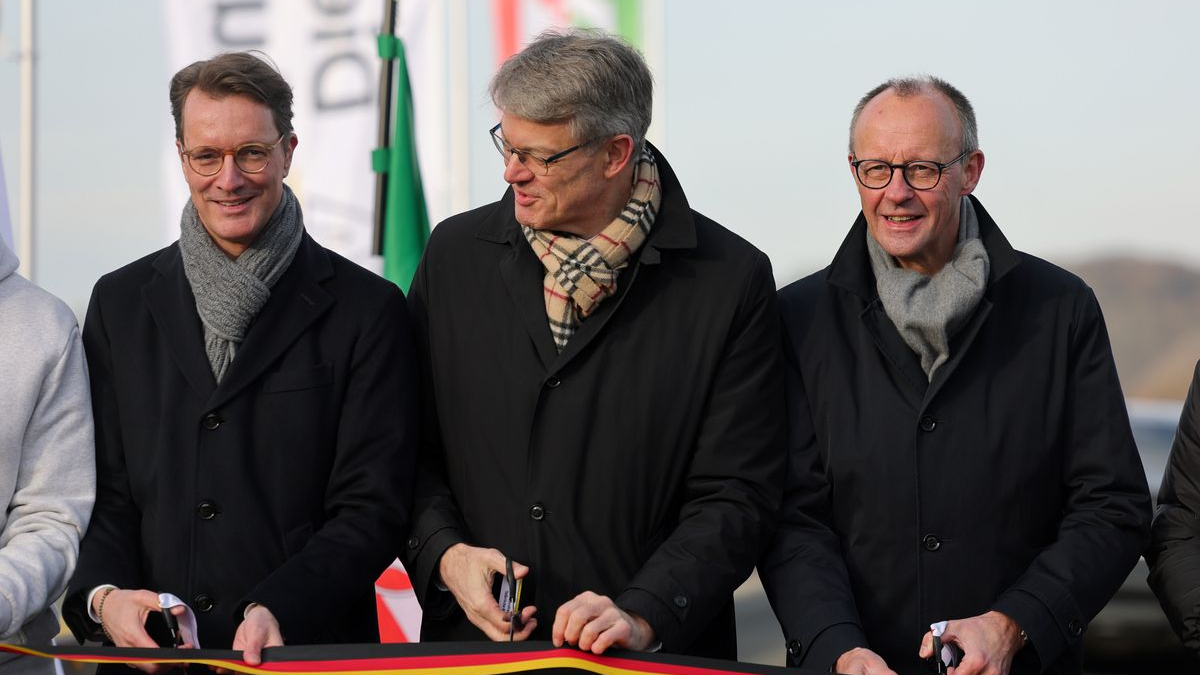 A45 Rahmedetal Köprüsü Yeniden Açıldı: Lüdenscheid Rahat Bir Nefes Aldı, © Rolf Vennenbernd/dpa