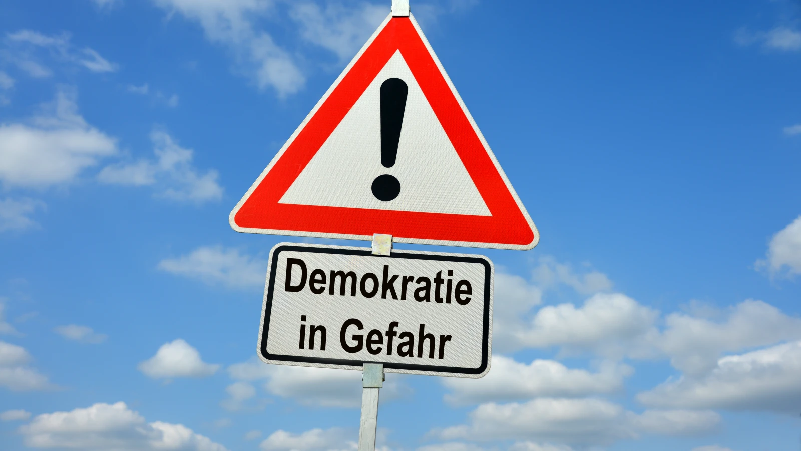 Demokrasiye Güven Azalıyor, Otoriter Sistemlere Güven Artıyor, © shutterstock Demokrasiye Güven Azalıyor, Otoriter Sistemlere Güven Artıyor, © shutterstock