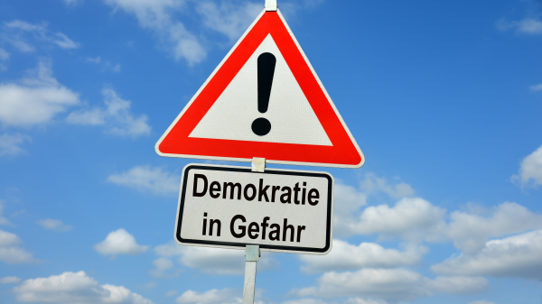 Demokrasiye Güven Azalıyor, Otoriter Sistemlere Güven Artıyor, © shutterstock