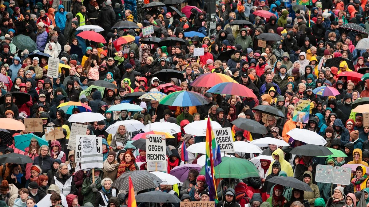 Bremen’de 2 Bin Kişi “Biz Hepimiz Şehir Görüntüsüyüz” Dedi!, © Focke Strangmann/dpa Bremen’de 2 Bin Kişi “Biz Hepimiz Şehir Görüntüsüyüz” Dedi!, © Focke Strangmann/dpa