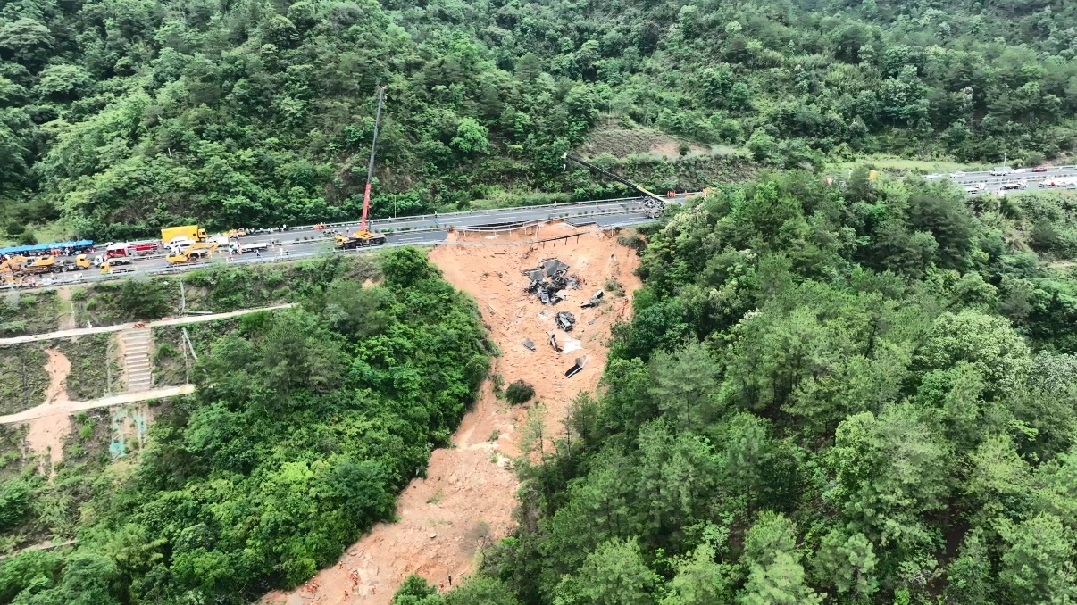 Zahl der Toten nach Fahrbahn-Einsturz in Südchina auf 36 gestiegen, © EPA/XINHUA Zahl der Toten nach Fahrbahn-Einsturz in Südchina auf 36 gestiegen, © EPA/XINHUA