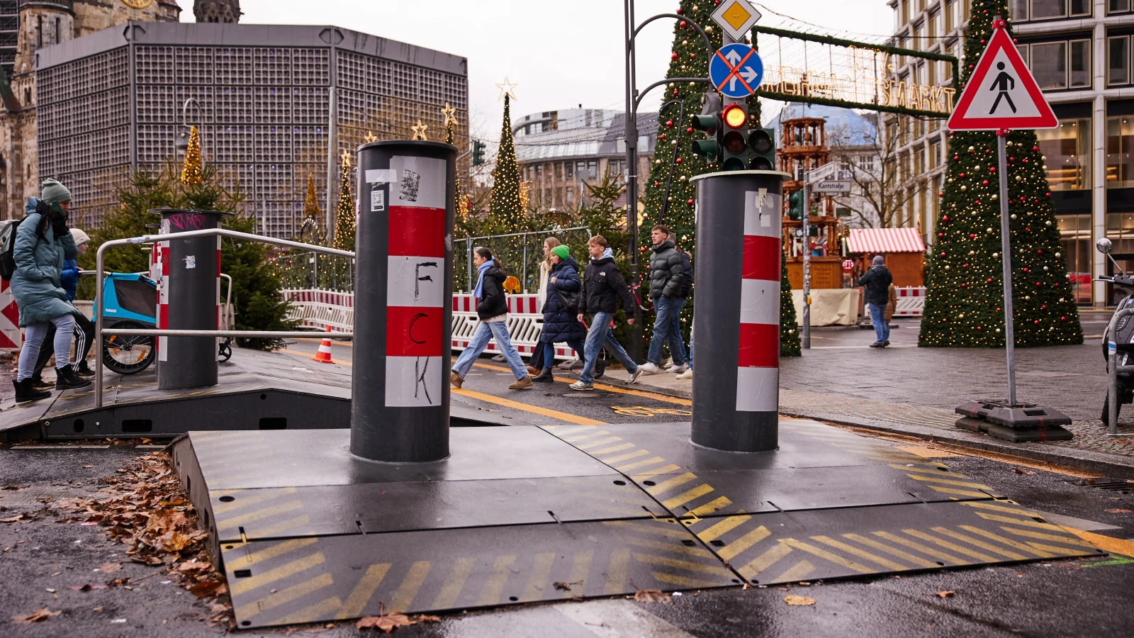 Berlin Breitscheidplatz’ta Noel Pazarı Öncesi Yeni Beton Bariyerler Yerleştirildi, © Joerg Carstensen/dpa Berlin Breitscheidplatz’ta Noel Pazarı Öncesi Yeni Beton Bariyerler Yerleştirildi, © Joerg Carstensen/dpa