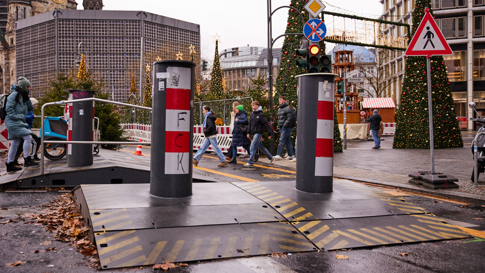 Berlin Breitscheidplatz’ta Noel Pazarı Öncesi Yeni Beton Bariyerler Yerleştirildi, © Joerg Carstensen/dpa