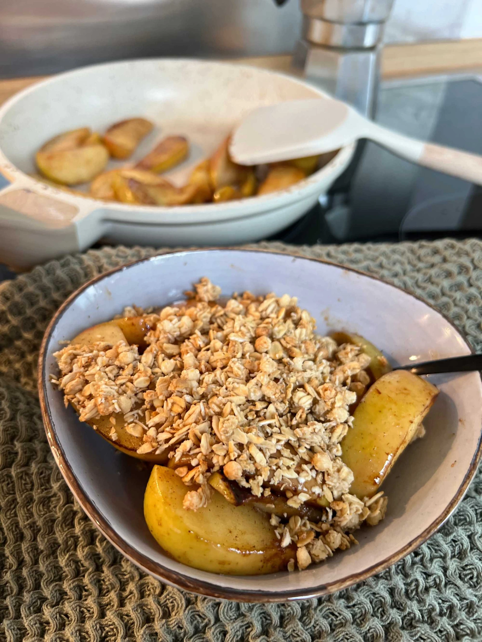 Die Caravan.fm Camping Küche: Apple Crumble, © Lynn Kühner Die Caravan.fm Camping Küche: Apple Crumble, © Lynn Kühner