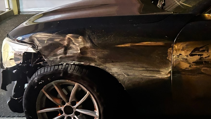 Nach Unfall mit beschädigtem Wagen weitergefahren, © Kantonspolizei St. Gallen 