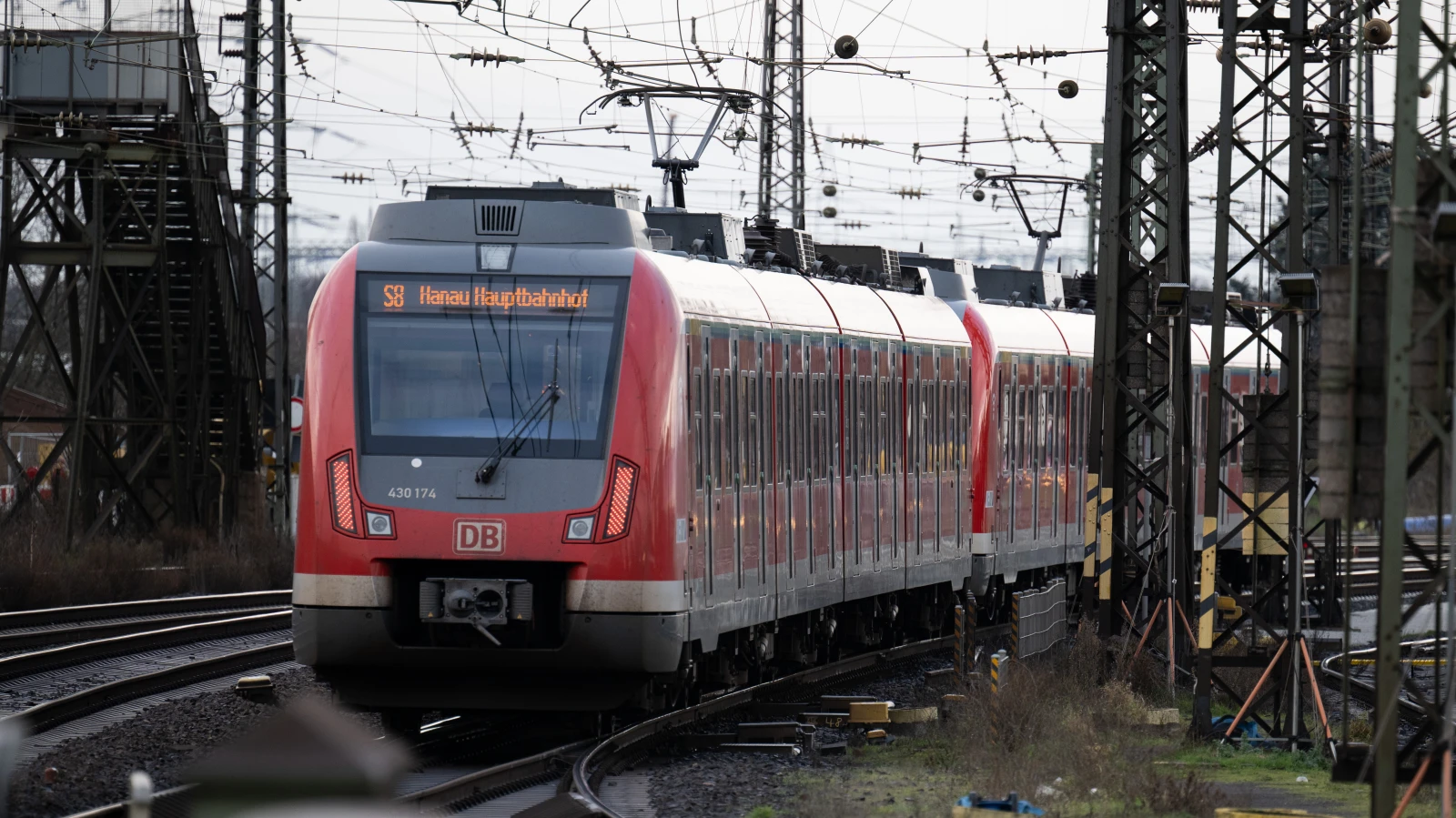 Mainz, Wiesbaden ve Çevresinde Tren Seferleri İptal!, © Sebastian Gollnow/dpa Mainz, Wiesbaden ve Çevresinde Tren Seferleri İptal!, © Sebastian Gollnow/dpa
