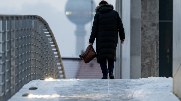 Almanya: Yer Buz Hava Soğuk Sis Cabası..., © Fabian Sommer/dpa