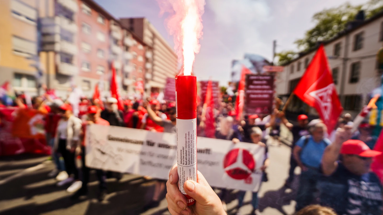 Rheinland-Pfalz'ta 1 Mayıs: Güneşli Hava Eşliğinde Etkinlikler ve Kutlamalar, © dpa Rheinland-Pfalz'ta 1 Mayıs: Güneşli Hava Eşliğinde Etkinlikler ve Kutlamalar, © dpa