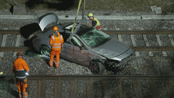 Auto bei Rickenbach ZH auf Bahnlinie gestürzt, © Unfall bei Rickenbach - Auto auf Bahnlinie gestürzt. Quelle BRK News.