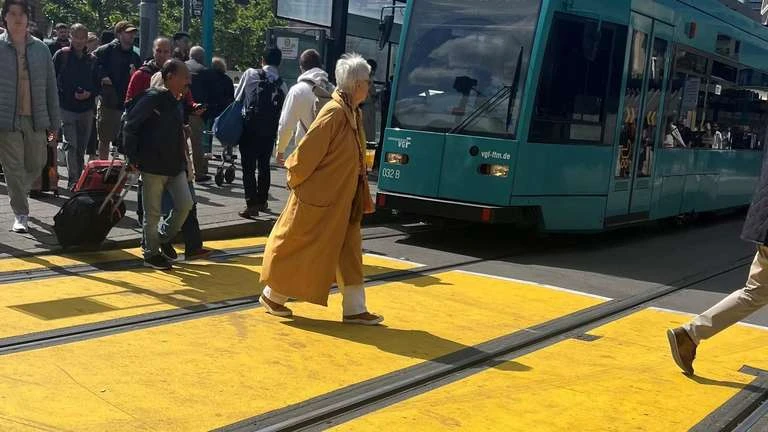 Frankfurt Hauptbahnhof’ta Güvenlik İçin Sarı Çizgiler!, © Verkehrsgesellschaft Frankfurt am Main Frankfurt Hauptbahnhof’ta Güvenlik İçin Sarı Çizgiler!, © Verkehrsgesellschaft Frankfurt am Main